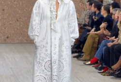 Apple Martin makes her runway debut for Chloé, walking the maison’s Spring/Summer 2027 show in Paris. A new generation steps into the spotlight as Chemena Kamali’s Chloé girl takes to the runway.