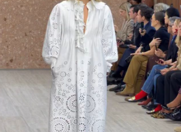Apple Martin makes her runway debut for Chloé, walking the maison’s Spring/Summer 2027 show in Paris. A new generation steps into the spotlight as Chemena Kamali’s Chloé girl takes to the runway.