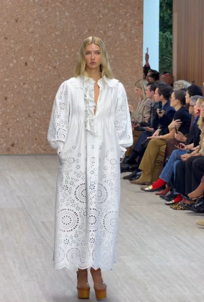 Apple Martin makes her runway debut for Chloé, walking the maison’s Spring/Summer 2027 show in Paris. A new generation steps into the spotlight as Chemena Kamali’s Chloé girl takes to the runway.